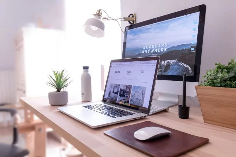 Bureau avec ordinateur et écran